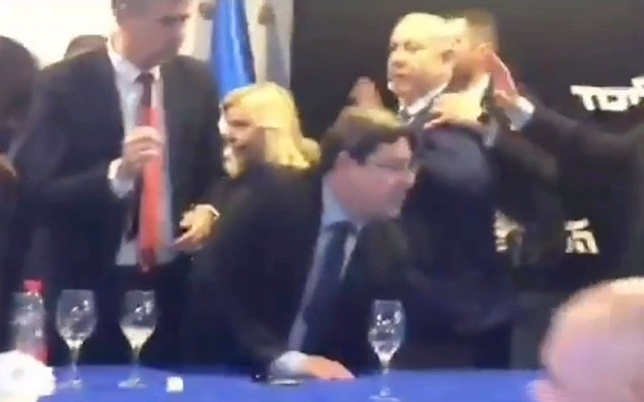 İsrail Başbakanı Binyamin Netanyahu apar topar sahneden indirildi