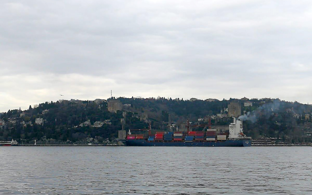 İstanbul'da gemi kazası! Boğaz'da kıyıya çarptı