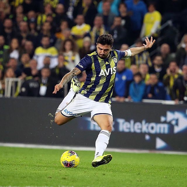 Fenerbahçe Ozan Tufan'ın sözleşmesini uzattı