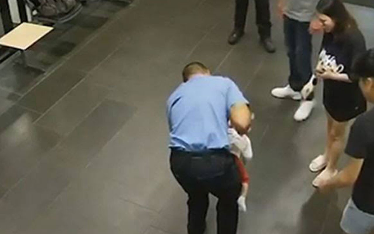 Polis, Heimlich manevrası ile bebeğin hayatını kurtardı