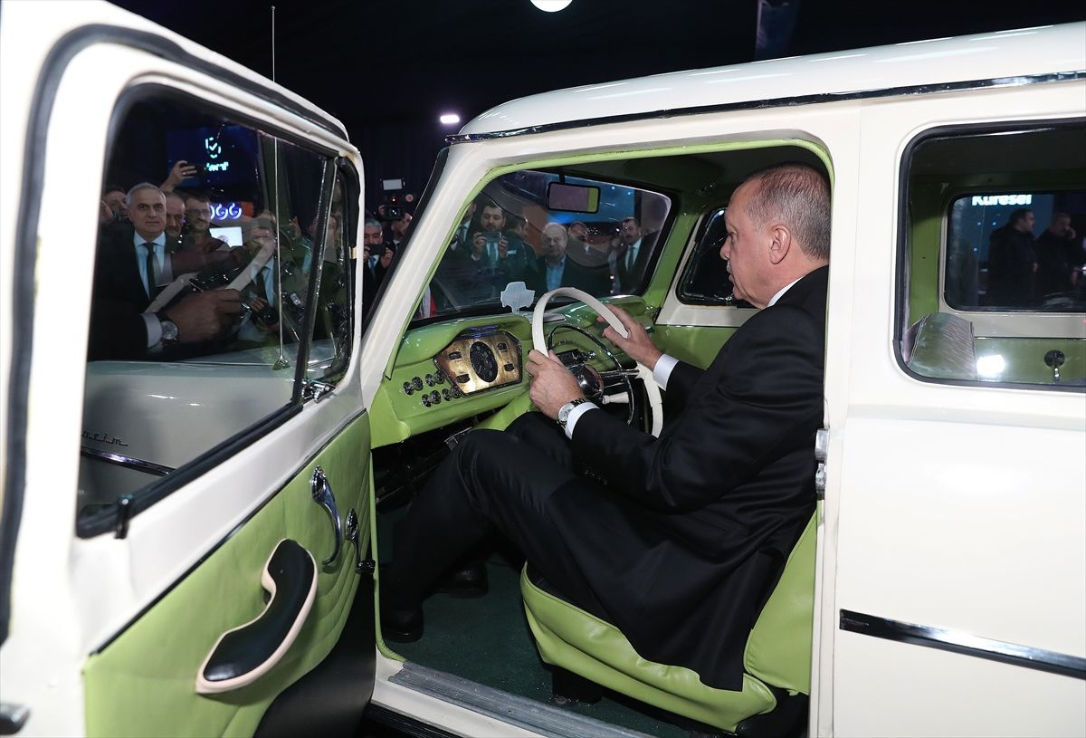 Cumhurbaşkanı Erdoğan Türkiye'nin ilk yerli otomobili 'Devrim'in direksiyonuna geçti