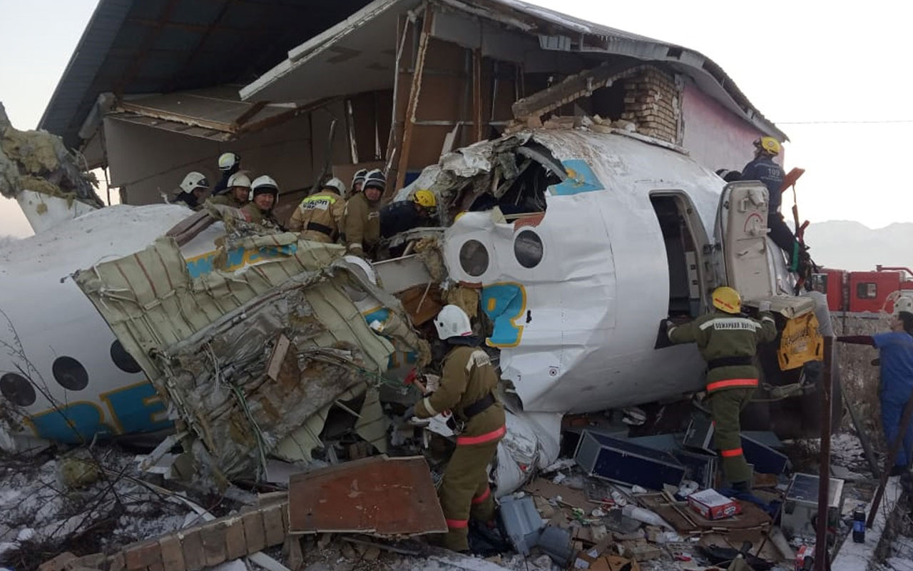 Kazakistan'da 100 kişinin bulunduğu yolcu uçağı düştü