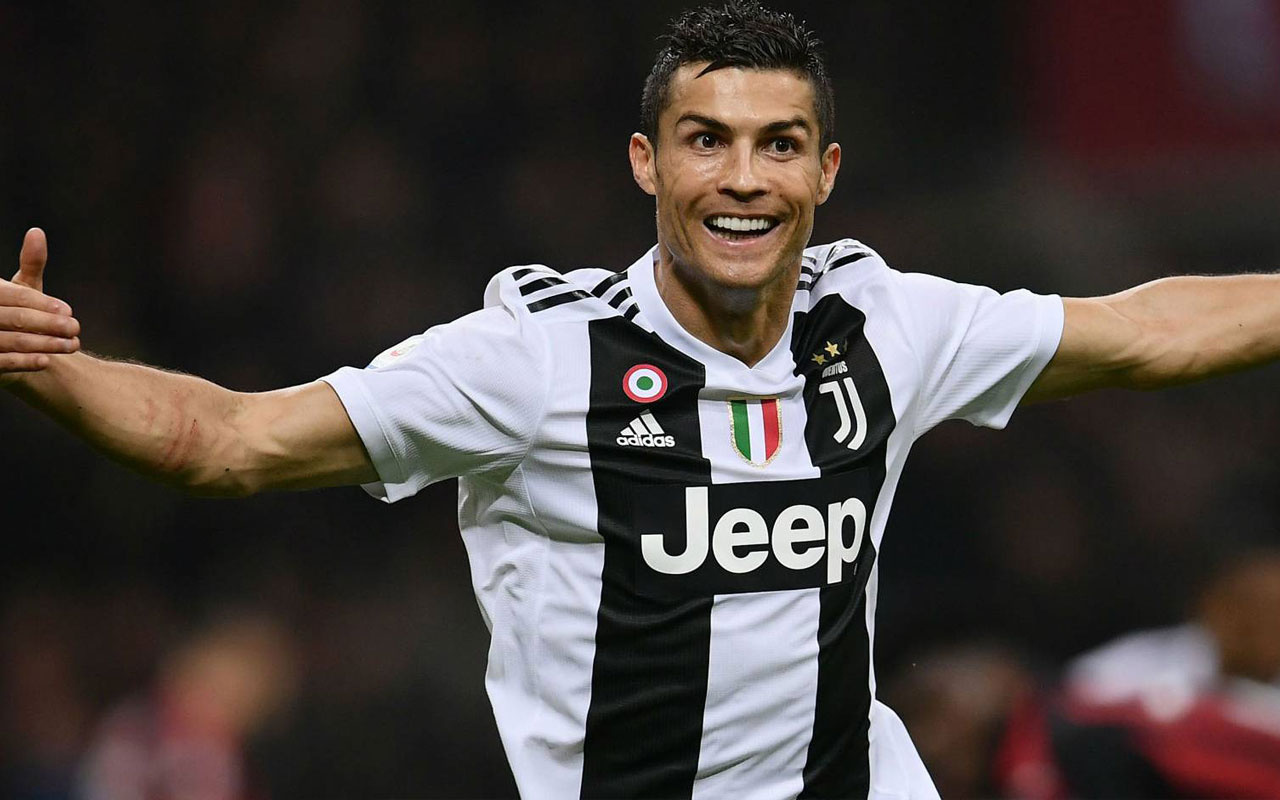 Zirve Ronaldo'nun! 500 milyona yürüyor