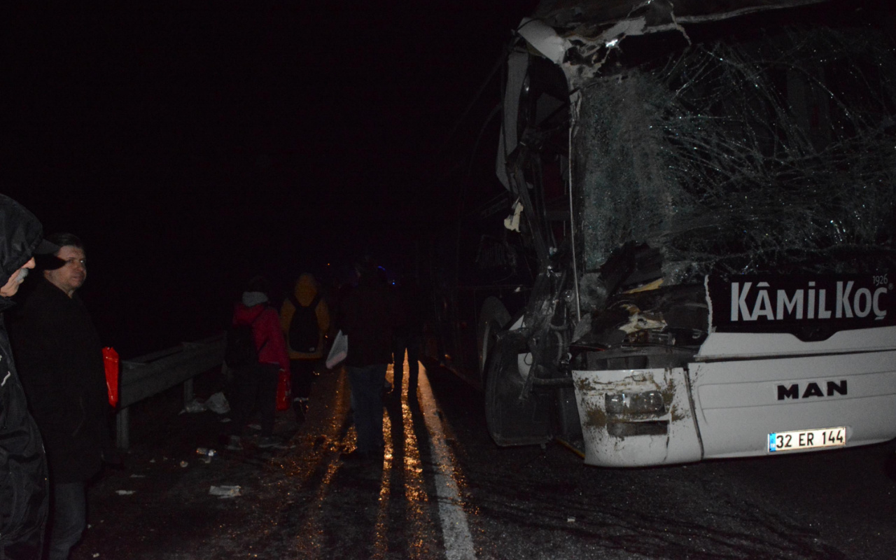 Bilecik'te otobüs ile hafriyat kamyonu çarpıştı: 6 yaralı