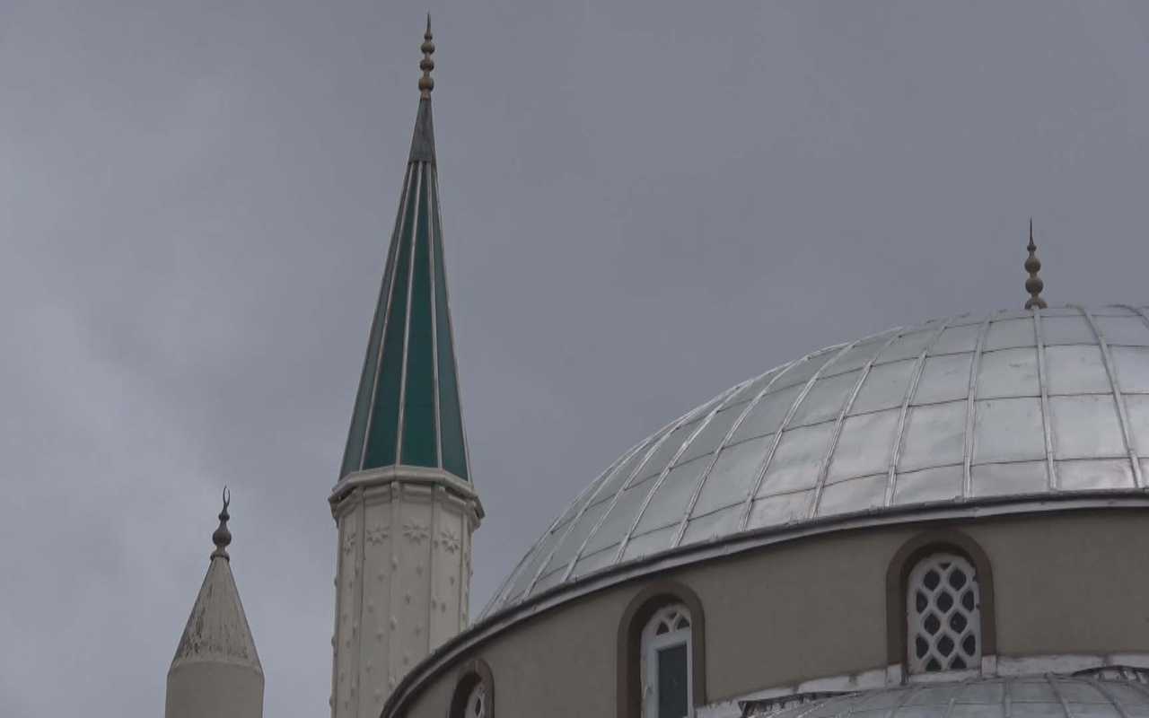 İstanbul Arnavutköy'de cami minaresi fırtınada sallandı