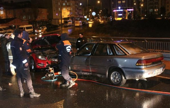 Kazaya davetiye! Ümraniye'de kafa kafaya çarpıştılar: 1'i ağır 7 kişi yaralandı