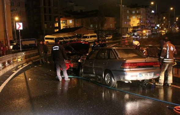 Kazaya davetiye! Ümraniye'de kafa kafaya çarpıştılar: 1'i ağır 7 kişi yaralandı