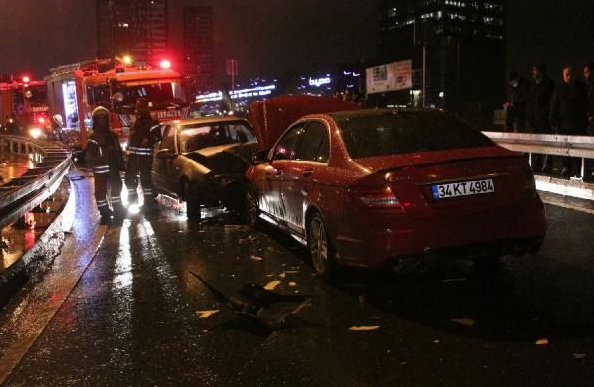 Kazaya davetiye! Ümraniye'de kafa kafaya çarpıştılar: 1'i ağır 7 kişi yaralandı