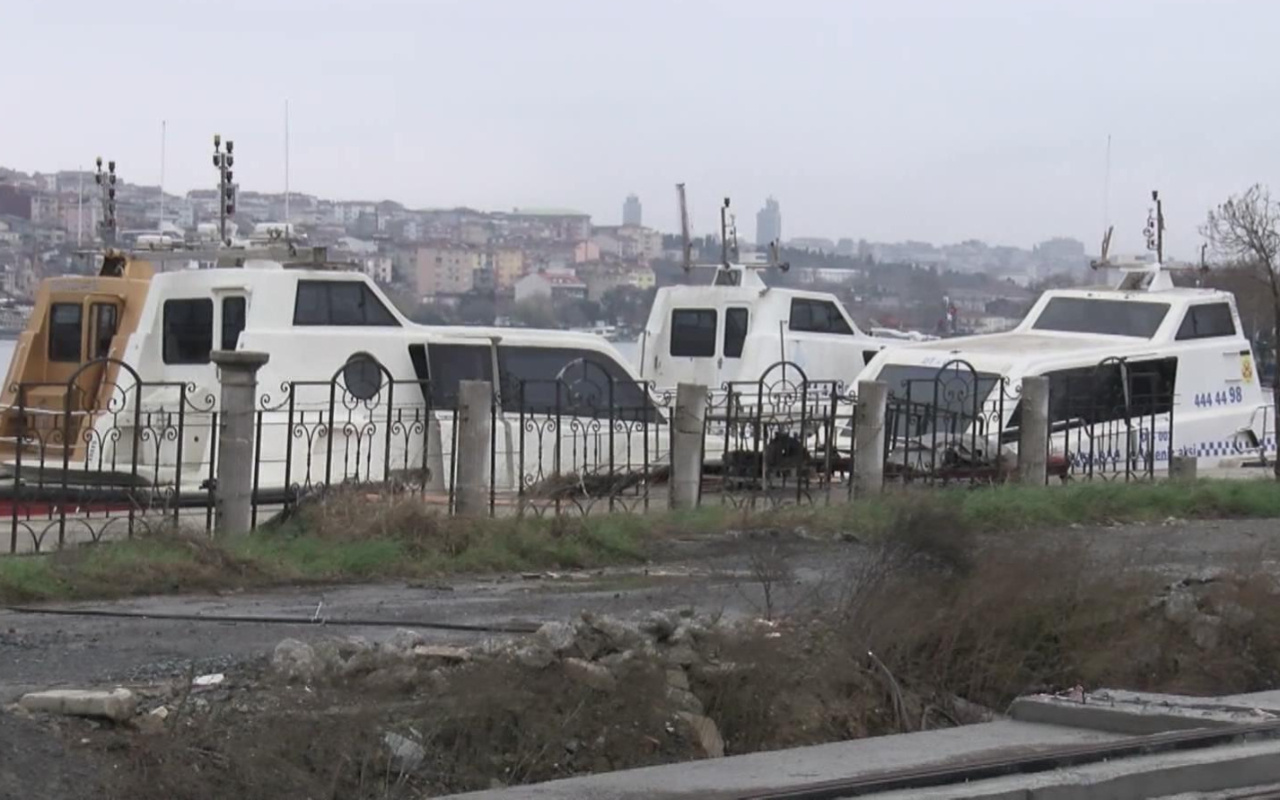 İstanbul Haliç'te kaderine terk edilen deniz taksiler havadan fotoğraflandı