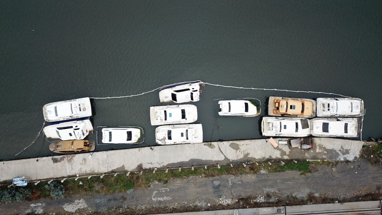 İstanbul Haliç'te kaderine terk edilen deniz taksiler havadan fotoğraflandı