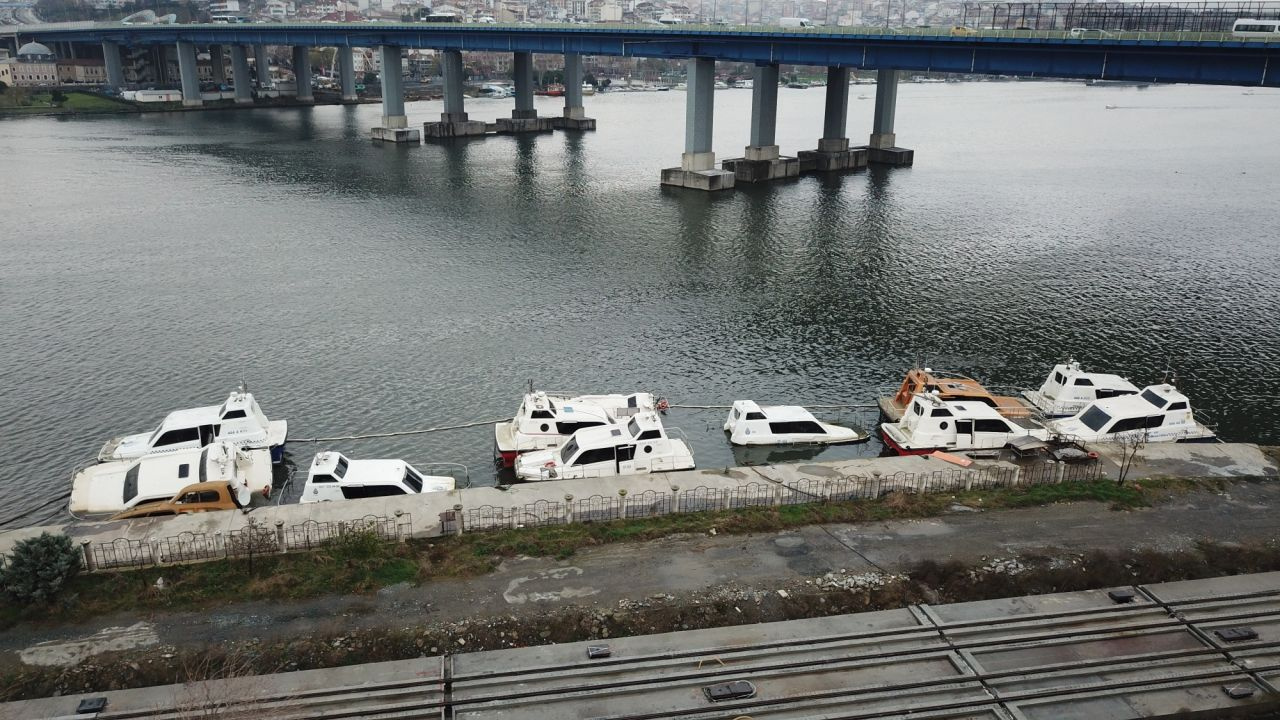 İstanbul Haliç'te kaderine terk edilen deniz taksiler havadan fotoğraflandı
