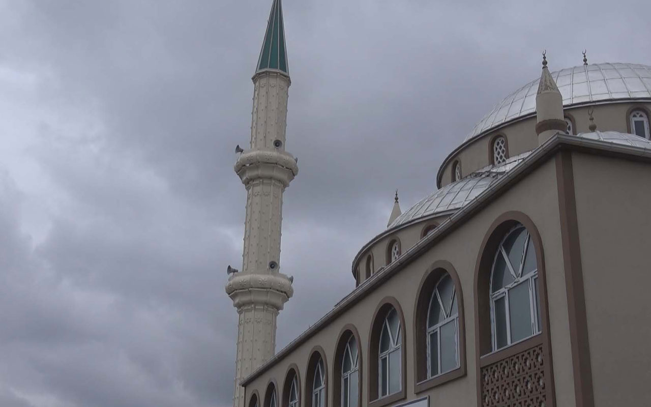 Arnavutköy'de korkutan görüntü! Camii'nin minaresi fırtınada böyle sallandı