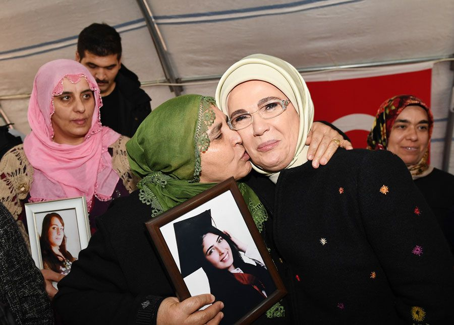 Emine Erdoğan HDP önündeki ailelere ziyaret etti duygulandıran anlar