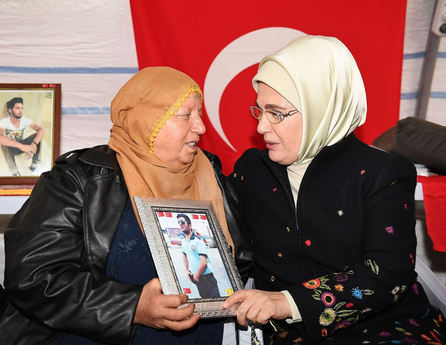 Emine Erdoğan HDP önündeki ailelere ziyaret etti duygulandıran anlar