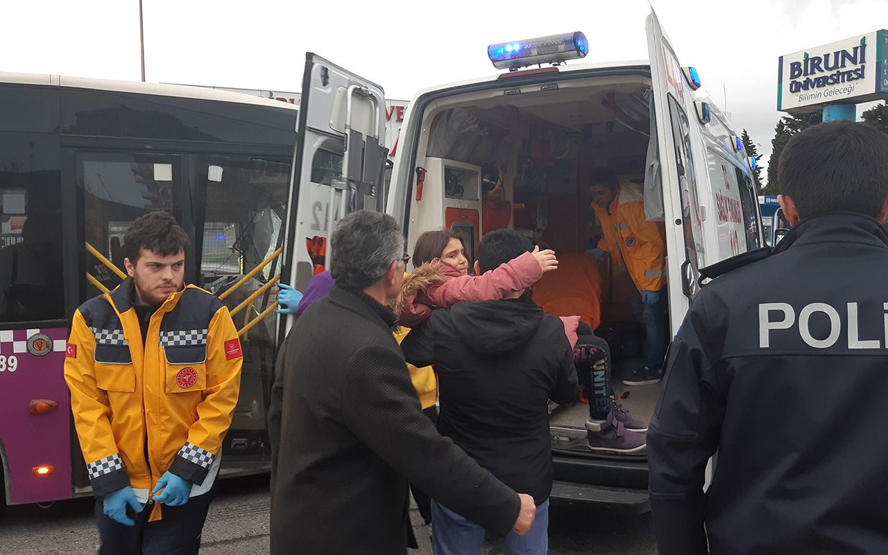 İstanbul Zeytinburnu'nda durağa yanaşan otobüsler çarpıştı 7 yaralı
