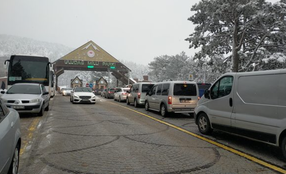 Kış turizminin merkezi Uludağ'a tatilci akını! 5 kilometre araç kuyruğu oluştu