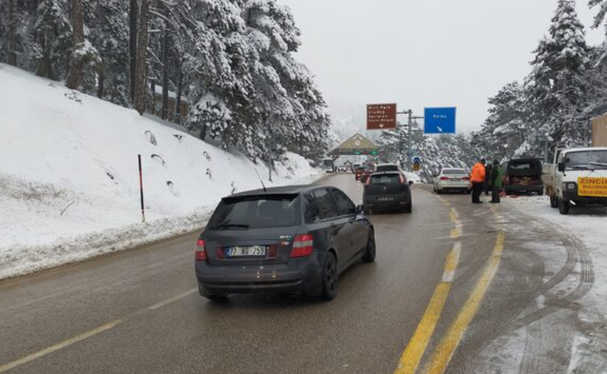 Kış turizminin merkezi Uludağ'a tatilci akını! 5 kilometre araç kuyruğu oluştu