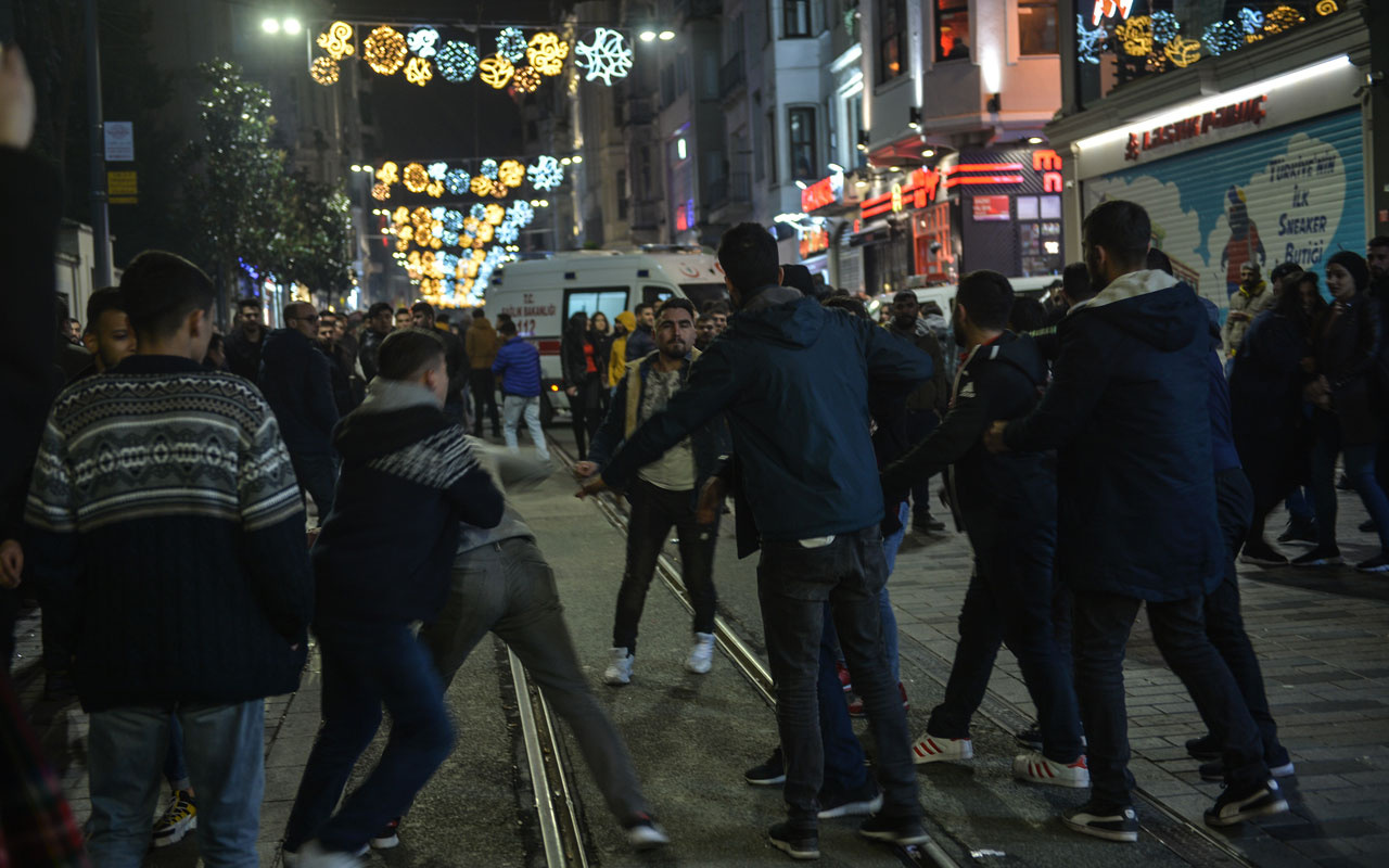 İstiklal Caddesi'nde tekme ve yumruklar havada uçuştu!