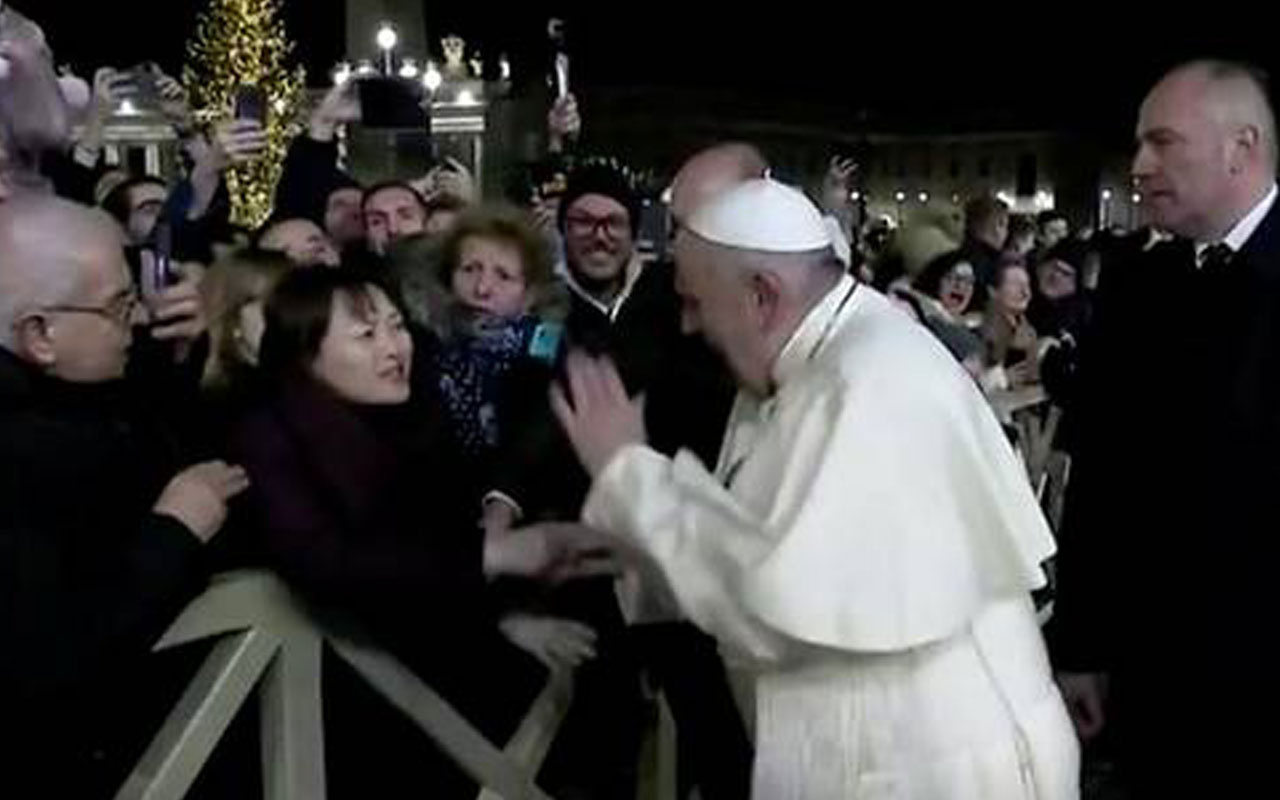 Papa’yı hiç böyle görmediniz! Elini çekiştiren kadına vurdu