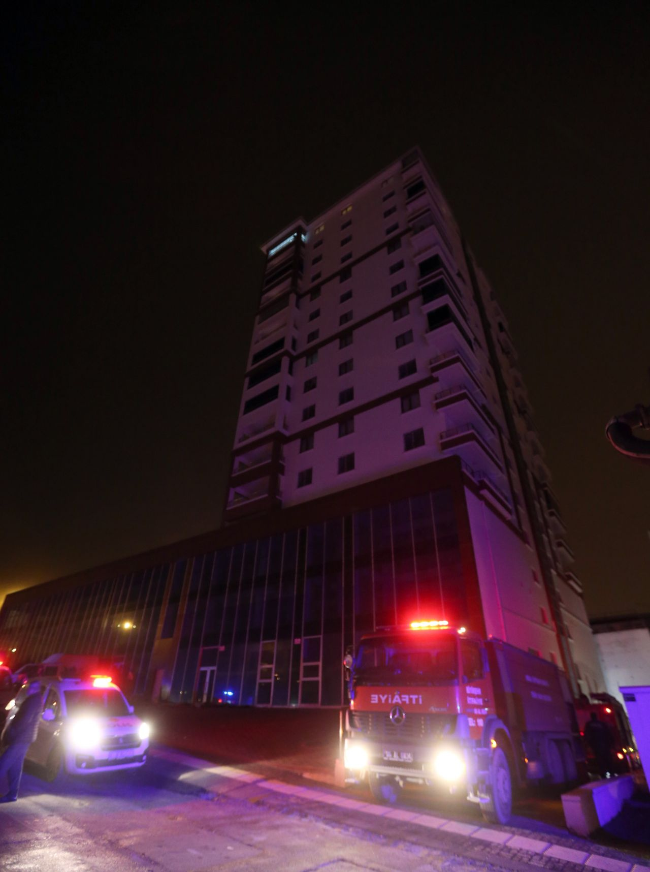 Ankara'da 13 katlı binada yangın paniği