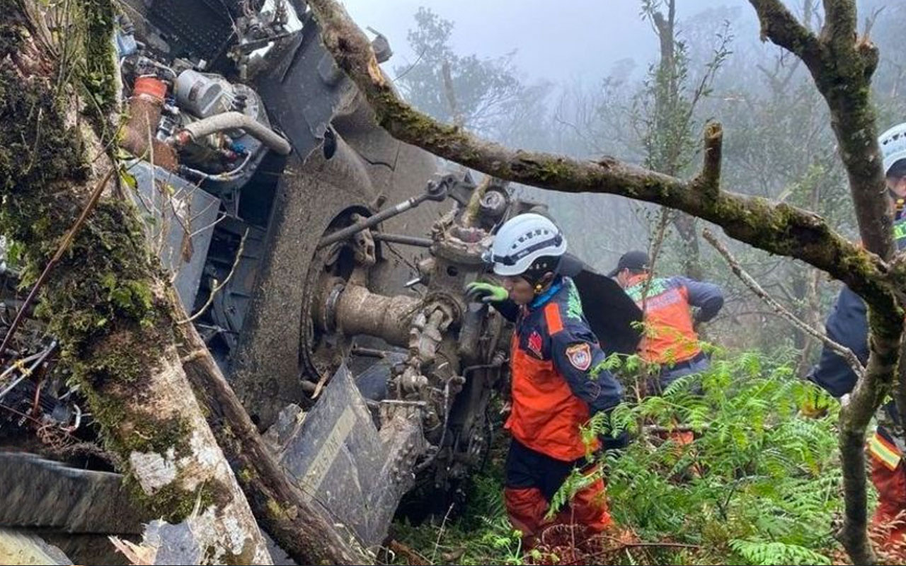 Ülke şokta! Düşen helikopterde Genelkurmay Başkanı öldü