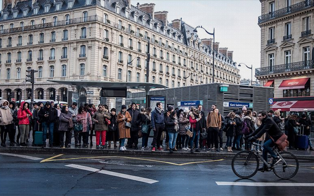 Fransa'da 34 yılın en uzun grevi ulaşım ve sağlık hizmetlerini aksatıyor