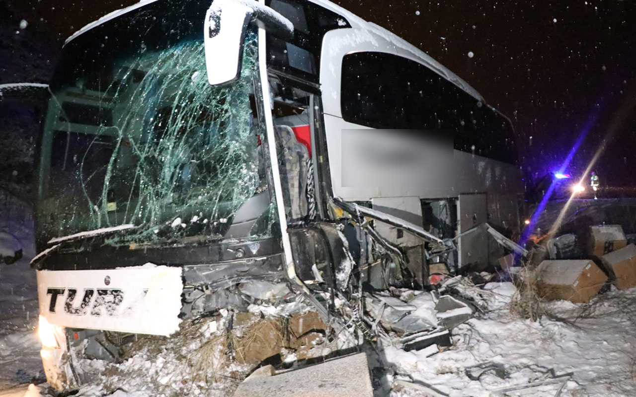 Erzincan'da yolcu otobüsünün iş makinesine çarptı 17 kişi yaralandı