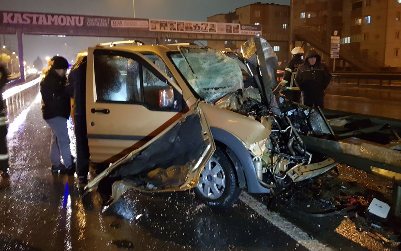 Kocaeli'de bariyerlere çarpan hafif ticari aracın sürücüsü ağır yaralandı