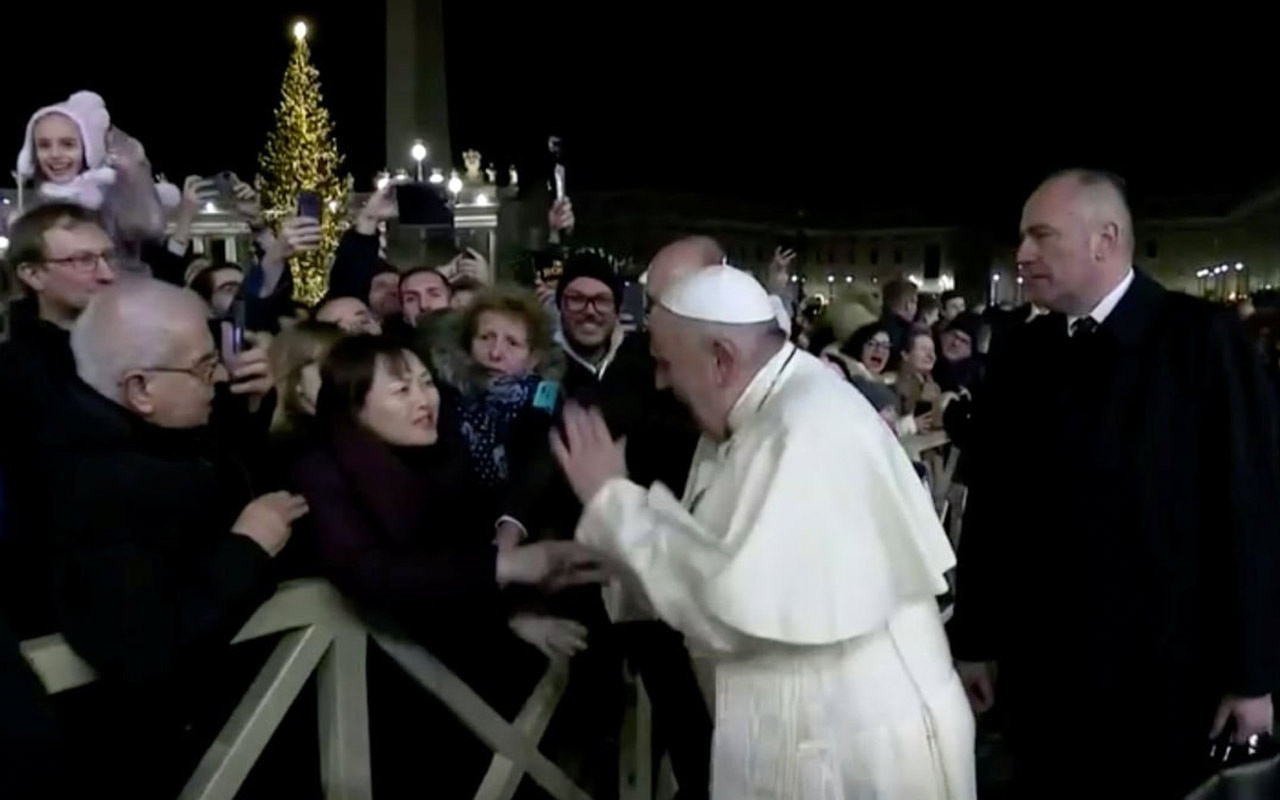 Dünya kamuoyu kadının eline defalarca vuran Papa'yı konuşuyor