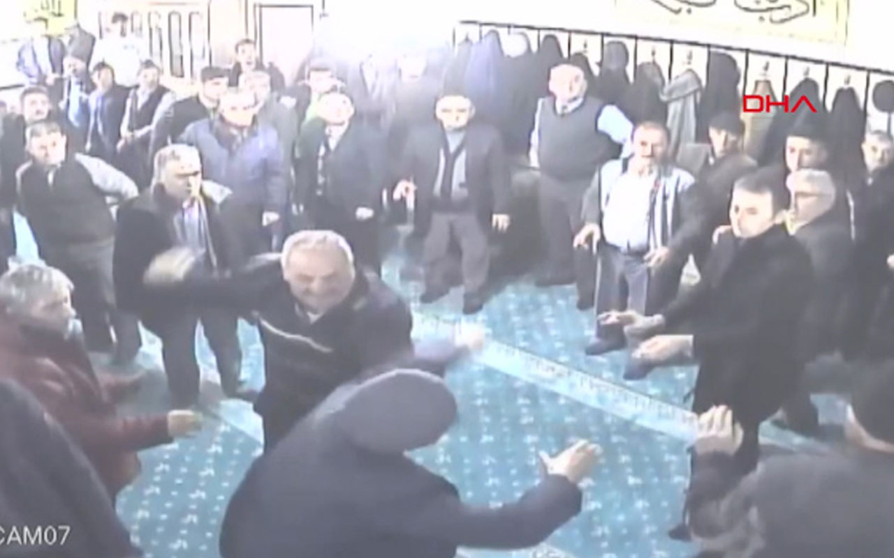 Konya'nın Karapınar ilçesinde cami içinde çıkan kavga güvenlik kamerasında