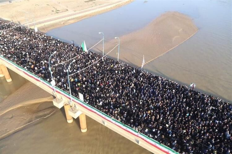 Kasım Süleymani'nin cenazesi uğurlanıyor milyonlar İran sokaklarında