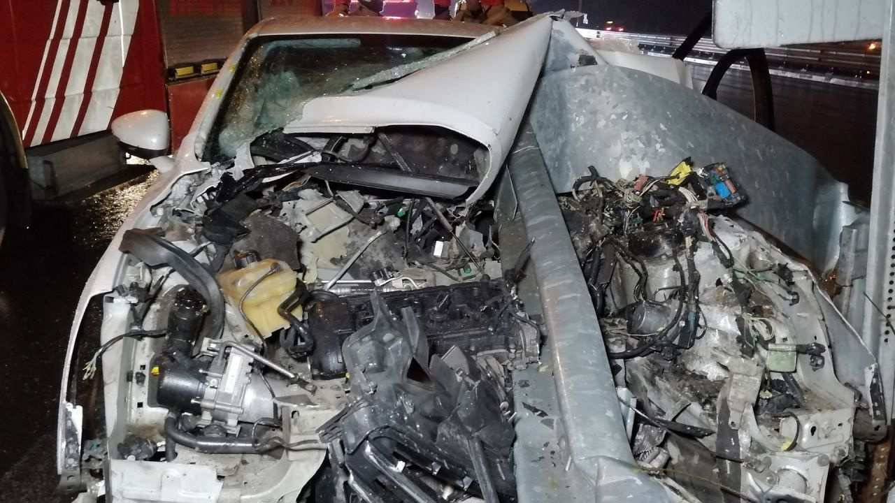 İstanbul Bağcılar'da bariyere ok gibi saplanan otomobilde bir kişi ağır yaralandı