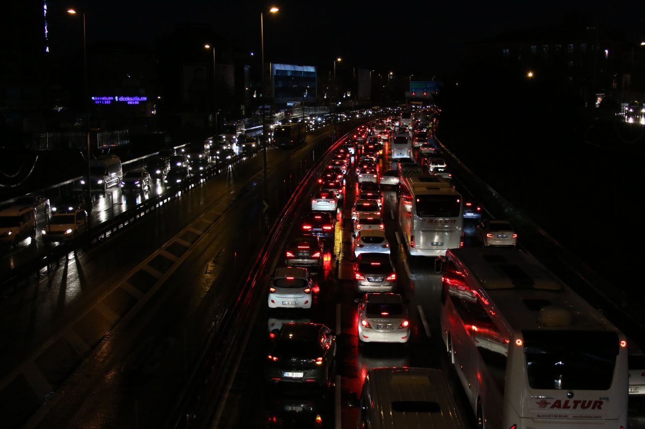 İstanbul'da trafik yoğunluğu yüzde 80'e ulaştı