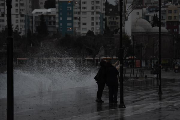 Şiddetli poyraz Marmara'da adaları vurdu! Fırtınada gemiden 6 konteyner denize uçtu