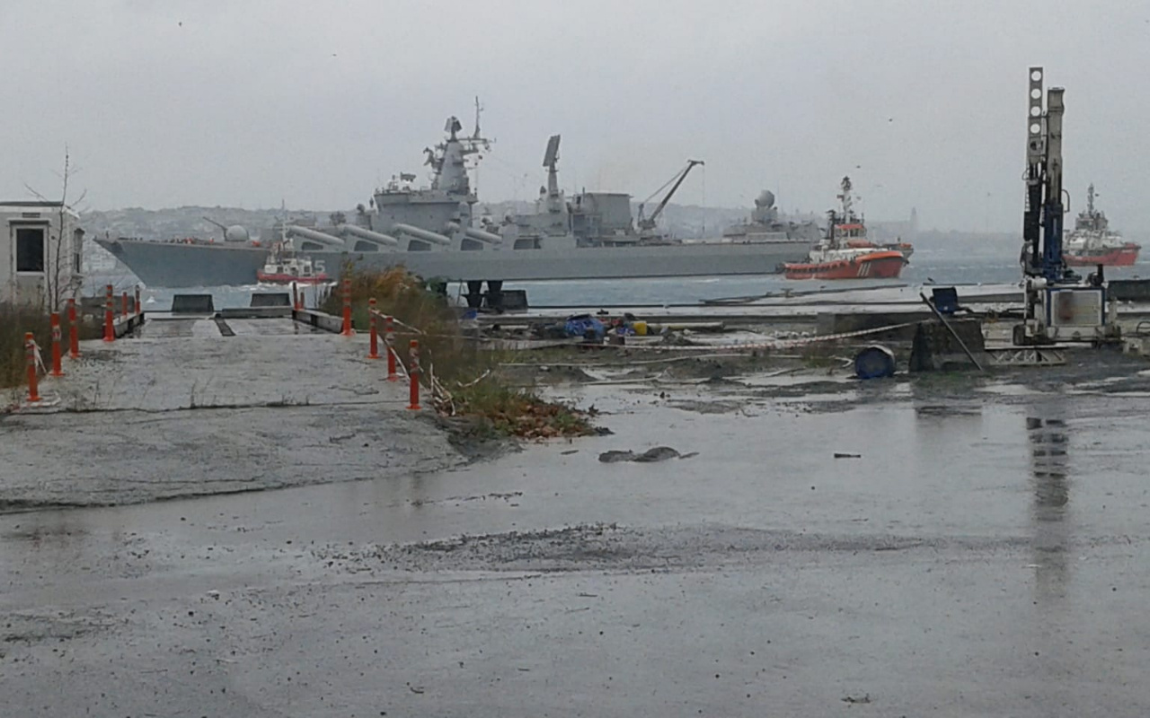 Rus savaş gemisi Kabataş'a yanaşırken sürüklendi