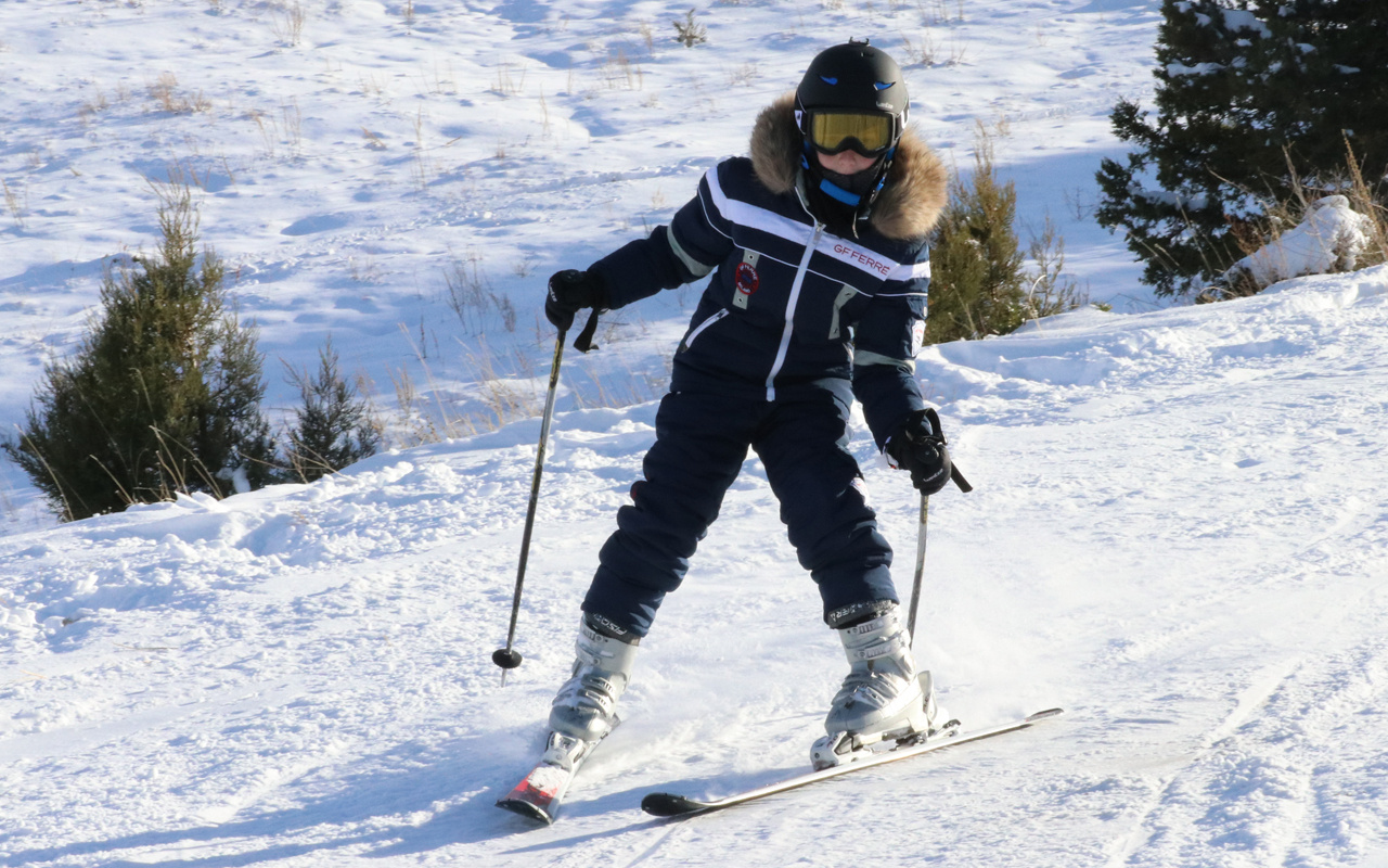 Kayak severlere iyi haber! Kayak merkezlerinde kar kalınlığı 142 santimi buldu