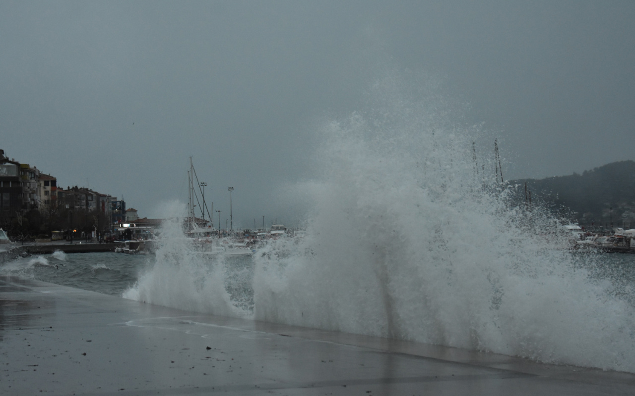 Şiddetli poyraz Marmara'da adaları vurdu! Fırtınada gemiden 6 konteyner denize uçtu