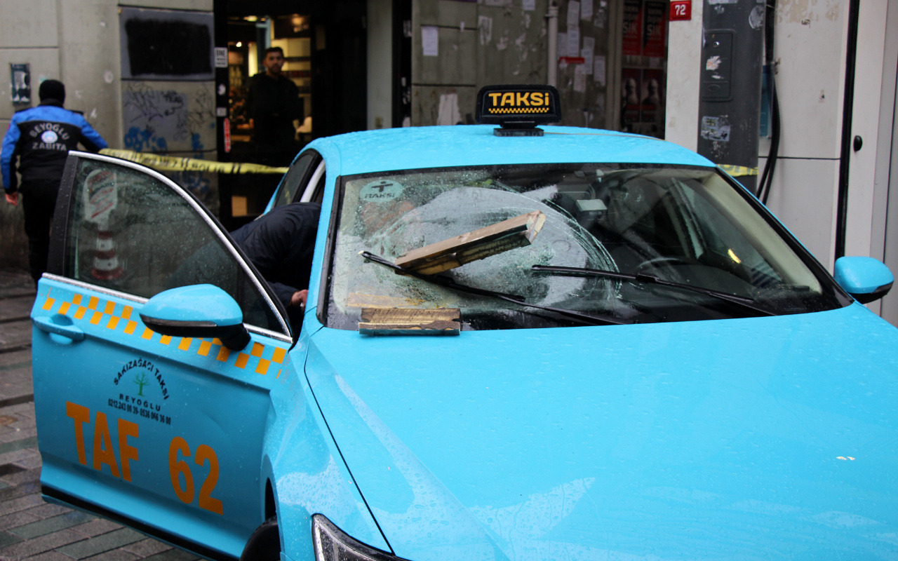 İstiklal Caddesi'nde aşırı rüzgar nedeniyle binadan kopan beton taksiye ok gibi saplandı