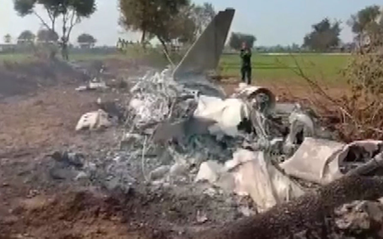 Pakistan'da savaş uçağı düştü: 2 ölü