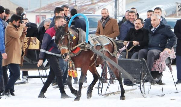 Erzurum'da belediye başkanı ve müdür bindikleri atlı kızağı durduramadı