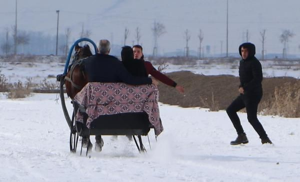 Erzurum'da belediye başkanı ve müdür bindikleri atlı kızağı durduramadı