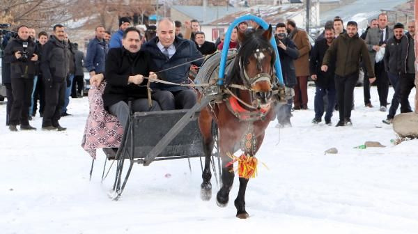 Erzurum'da belediye başkanı ve müdür bindikleri atlı kızağı durduramadı