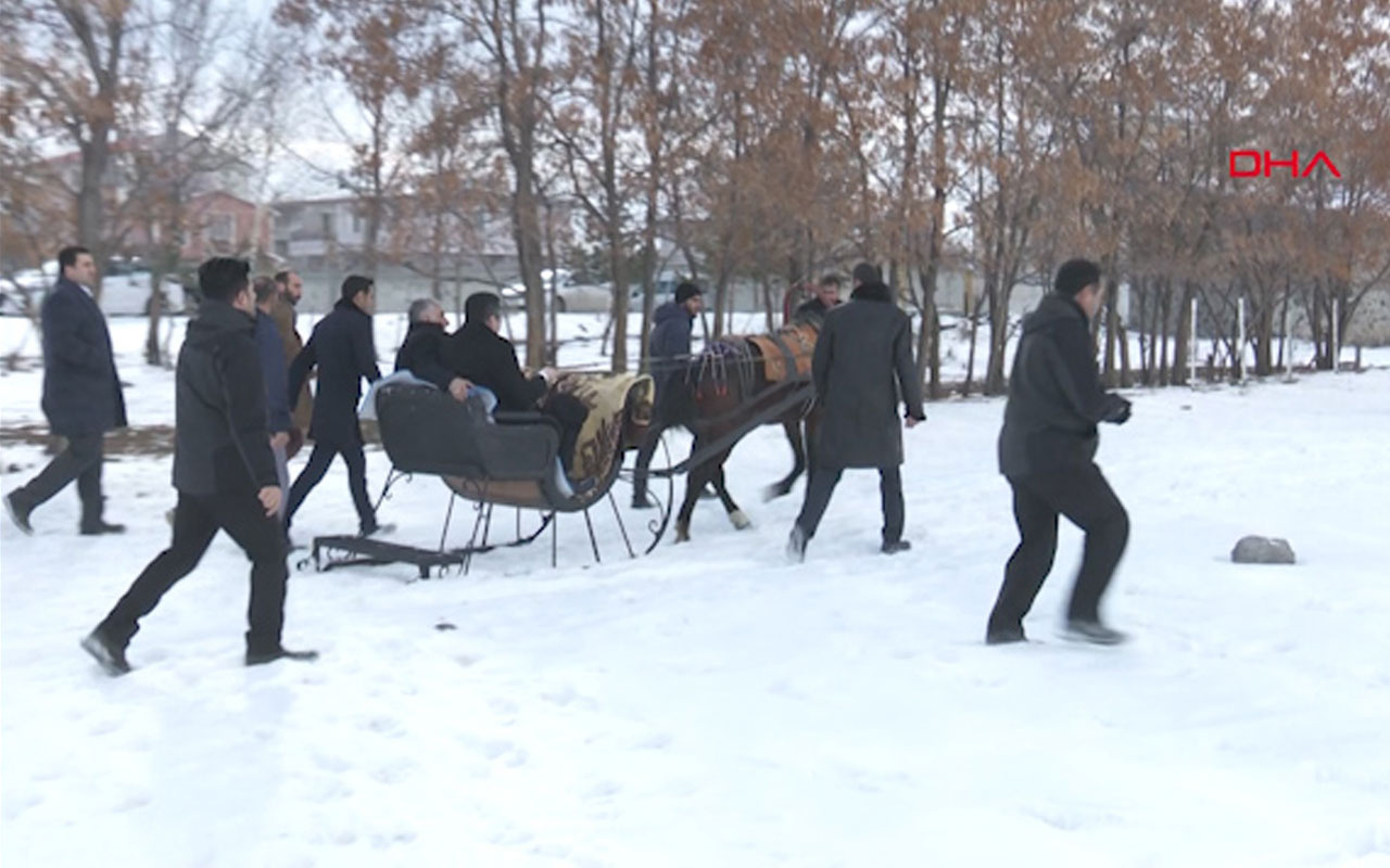 Erzurum Belediye Başkanı ve müdürler bindikleri atlı kızağı durduramadılar
