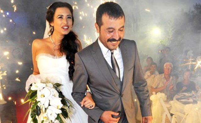 Eşkiya oyuncusu Mustafa Üstündağ eşi Ecem Özkaya'yı boşayıp Mekke'ye gitti