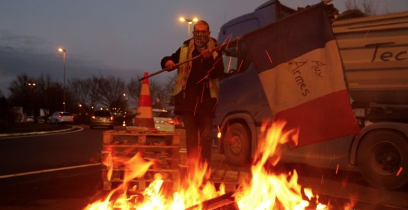 Fransa'da protestolar bitmiyor! Şimdide Mavi Tulumlular çıktı