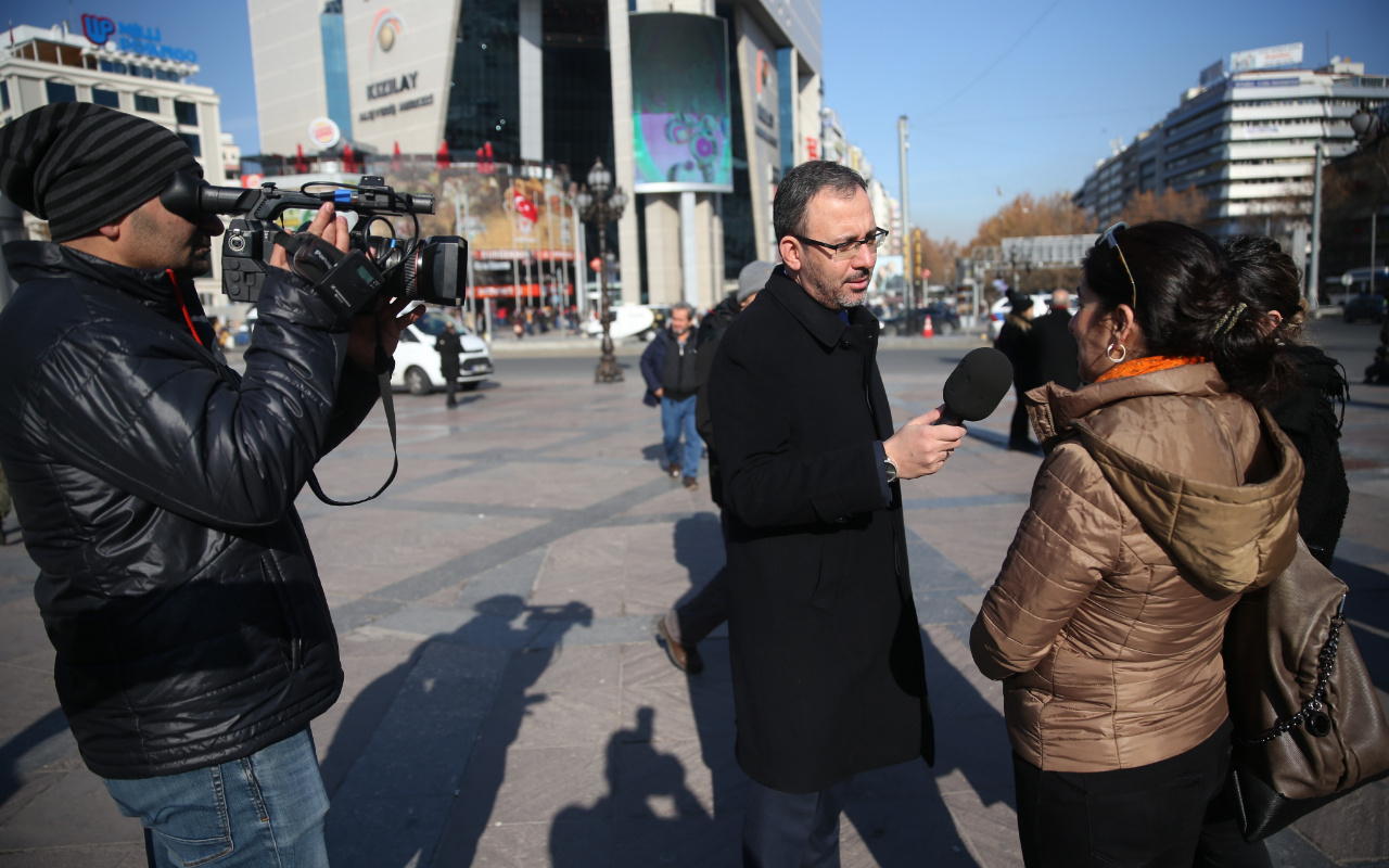 Bakan Kasapoğlu Gazeteciler Günü’nde muhabir olup sokağa çıktı