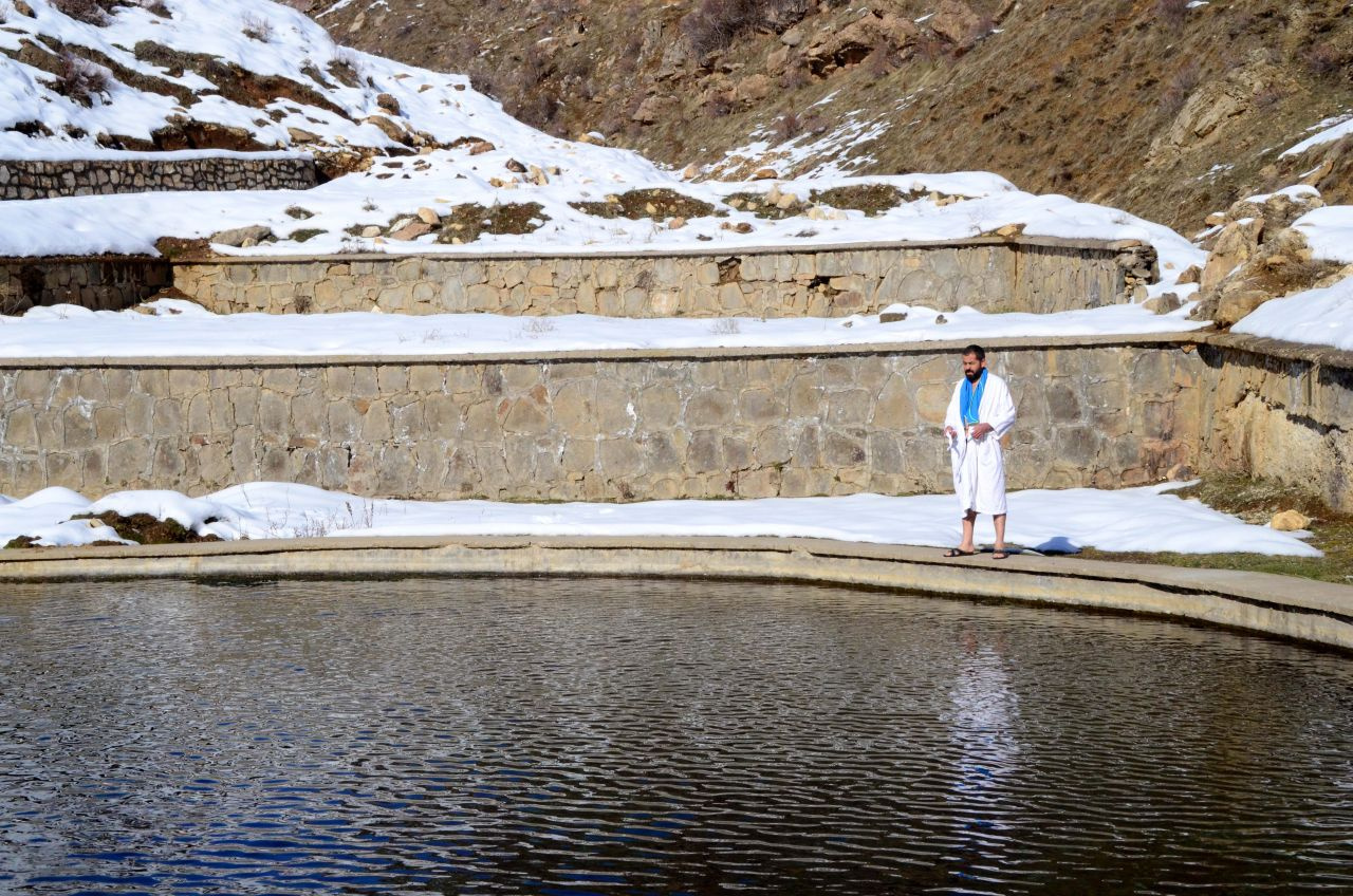 Bitlis'te dondurucu soğukta buz gibi havuza girip yüzdüler