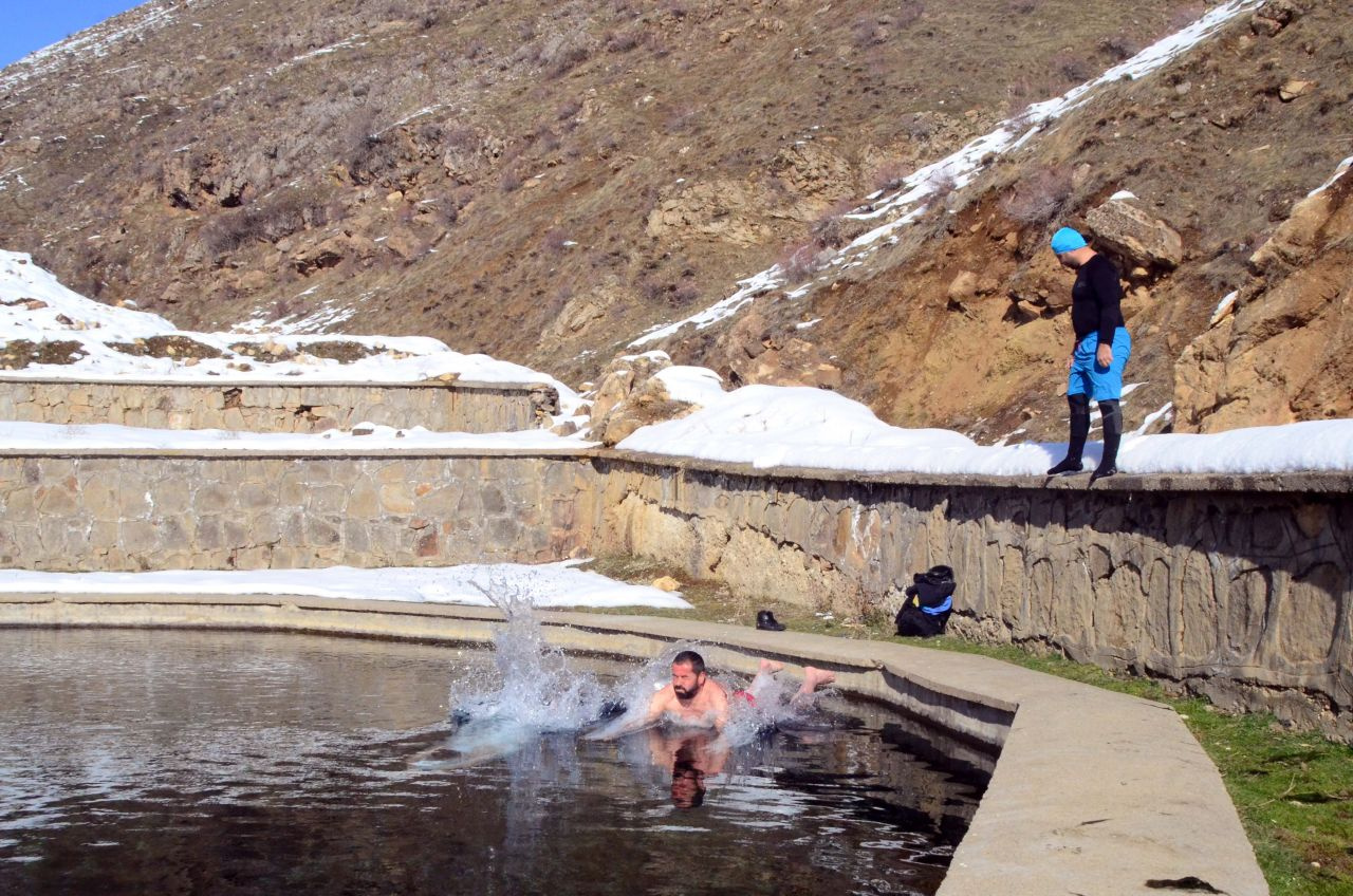 Bitlis'te dondurucu soğukta buz gibi havuza girip yüzdüler
