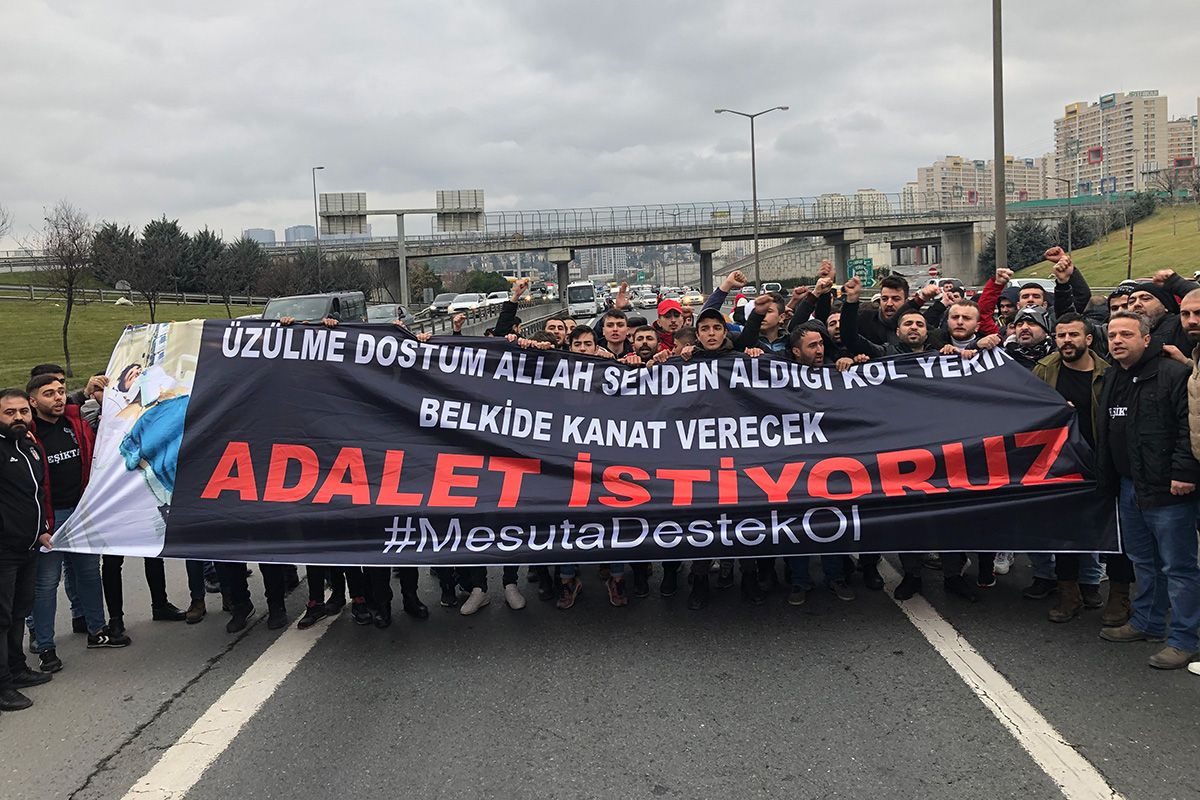 İstanbul TEM otoyolunda 100 kişilik grup trafiği kapatarak eylem yaptı