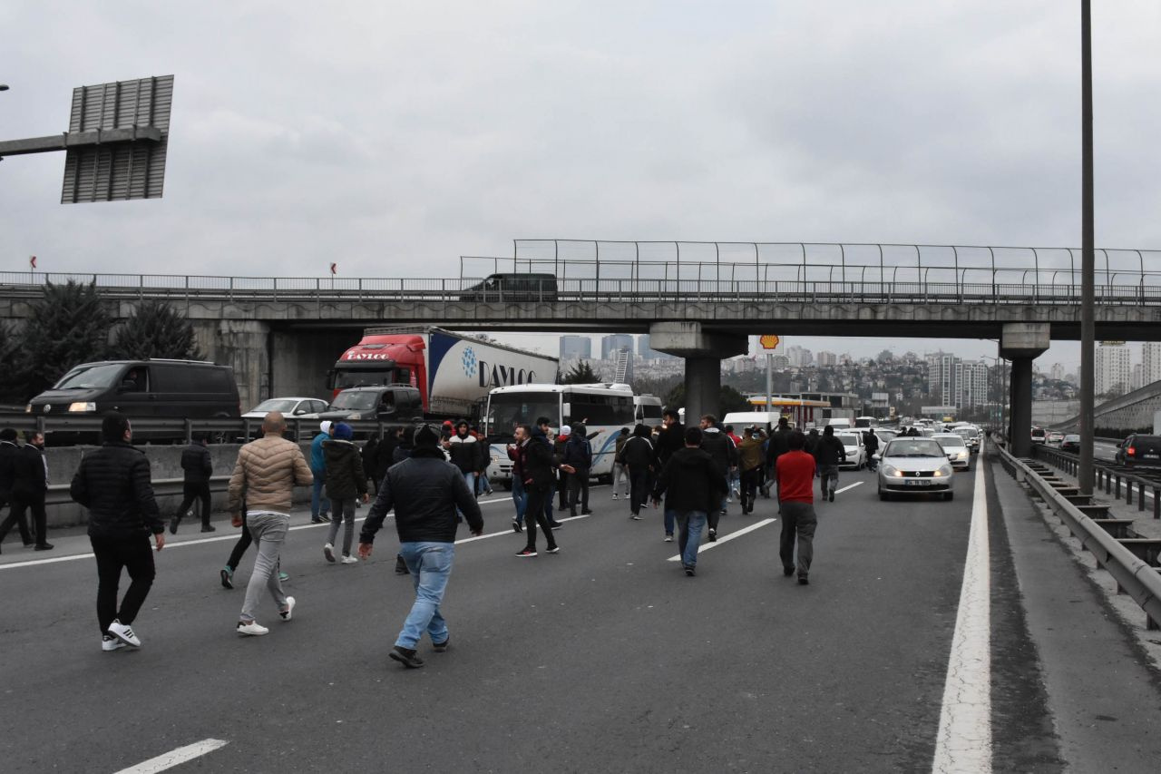 İstanbul TEM otoyolunda 100 kişilik grup trafiği kapatarak eylem yaptı